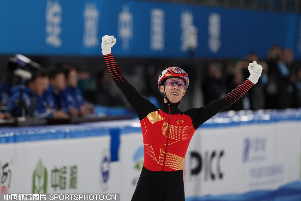 热搜第一！#泰勒斯威夫特官宣订婚 ，男方是知名橄榄球球星